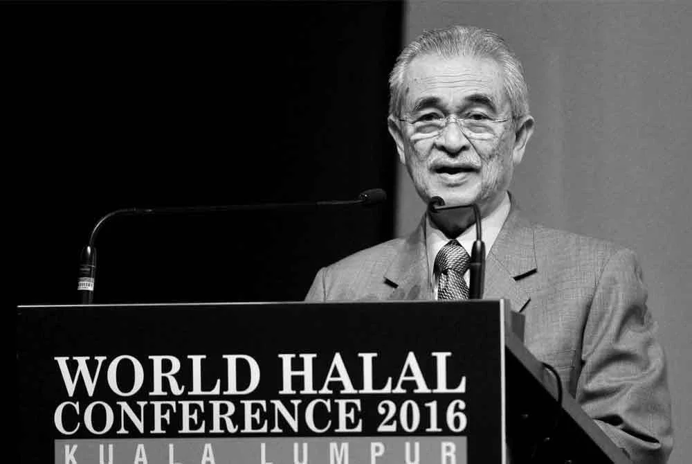 Gambar kenangan Tun Abdullah yang juga Penaung World Halal Conference Malaysia, ketika berucap pada World Halal Conference 2016 Kuala Lumpur di Pusat Konvensyen Kuala Lumpur pada 30 Mac 2016. Foto fail Bernama