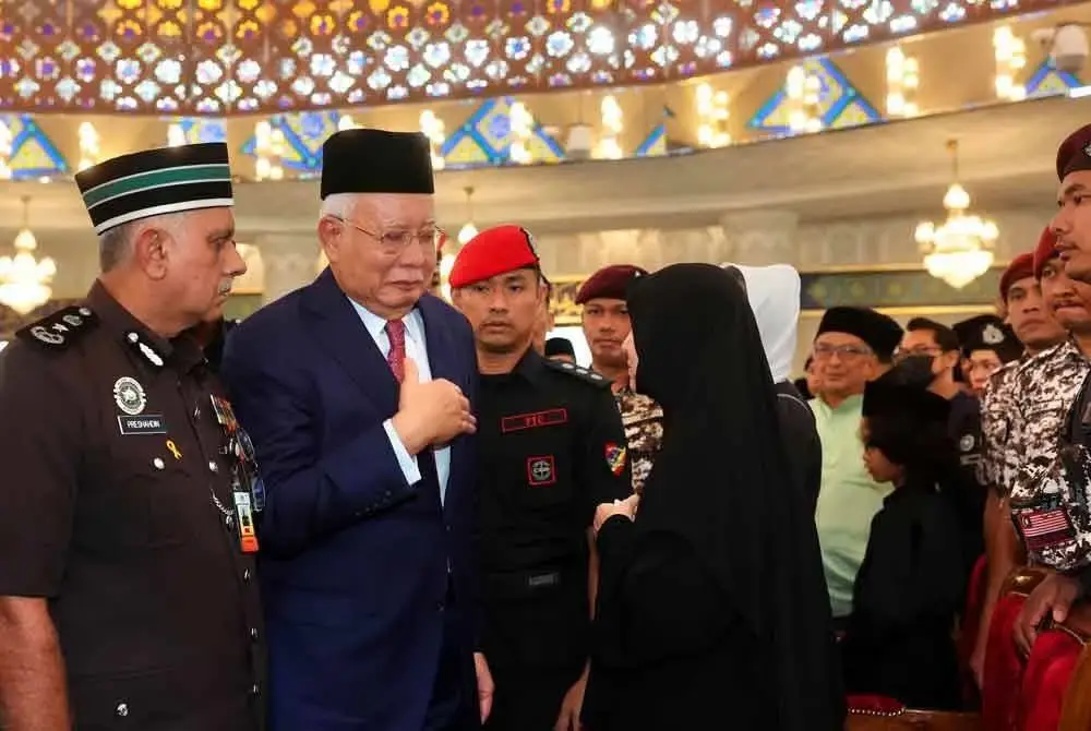 Najib menyampaikan ucapan takziah kepada Tun Jeanne ketika memberikan penghormatan terakhir kepada Allahyarham Tun Abdullah di ruang solat utama Masjid Negara pada Selasa. Foto Bernama