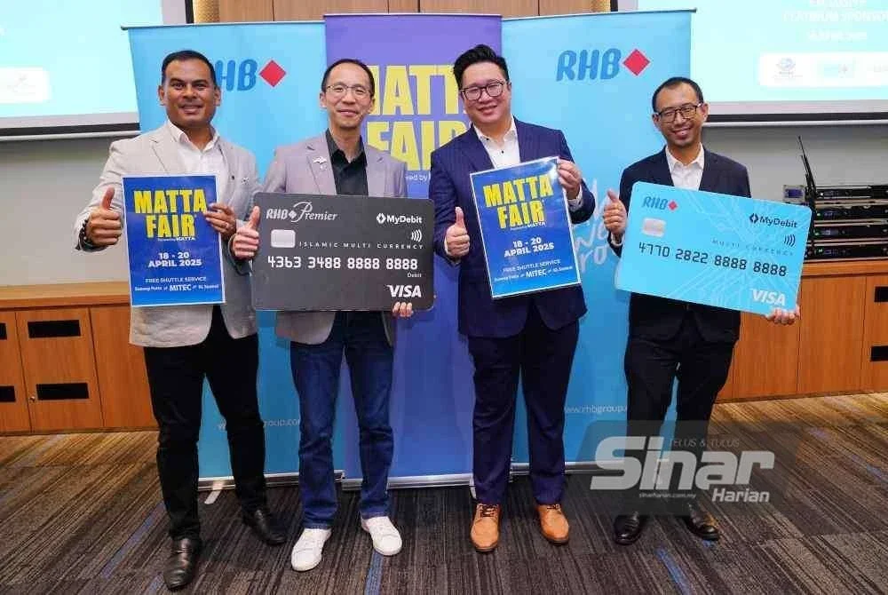 Presiden MATTA, Nigel Wong (dua dari kiri) dan Ketua Kewangan Pengguna, RHB Bank, Sien Vee Loc (dua dari kanan) bergambar bersama pada sidang akhbar pengumuman RHB Banking Group sebagai Penaja Platinum Eksklusif Matta Fair April 2025 di MITEC pada Selasa. Turut bersama Timbalan Presiden MATTA, Sheikh Awadh Sheikh Abdullah (kiri) dan Ketua Transaktor dan Penyimpan, RHB Bank Berhad, Marcus Ng (kanan). FOTO SINAR HARIAN - MOHD HALIM ABDUL WAHID