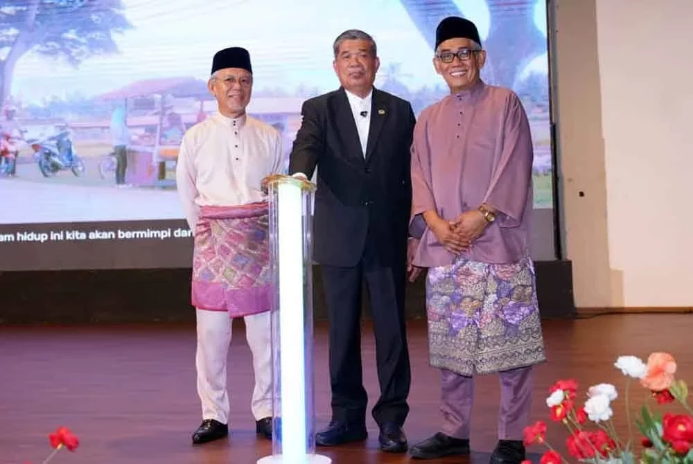 Mohamad (tengah) bersama Tengku Ahmad Badli Shah (kanan) pada Majlis Sambutan Hari Raya Aidilfitri Agrobank dan Majlis Penyampaian Anugerah Program Biasiswa Agrobank di sini pada Selasa. Foto SINAR HARIAN/MOHD HALIM ABDUL WAHID