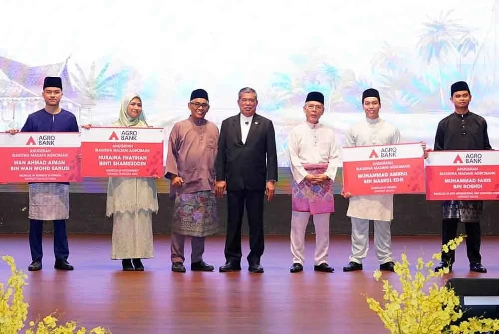 Mohamad (tengah) bergambar bersama Tengku Ahmad Badli Shah (tiga dari kiri) pada Majlis Sambutan Hari Raya Aidilfitri Agrobank dan Majlis Penyampaian Anugerah Program Biasiswa Agrobank di sini pada Selasa. Foto SINAR HARIAN/MOHD HALIM ABDUL WAHID