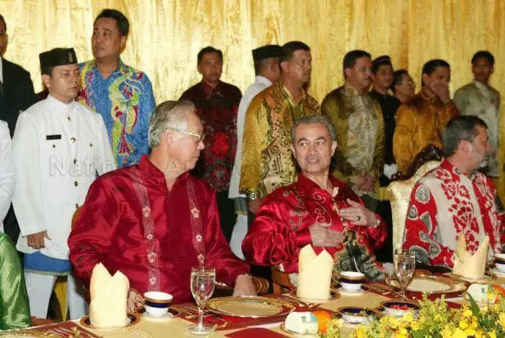 Chok Tong (duduk, kiri) bersama Allahyarham Abdullah semasa rumah terbuka Tahun Baharu Cina Kongsi Raya di Danga Bay, Johor pada 2004. FOTO: FB MParader