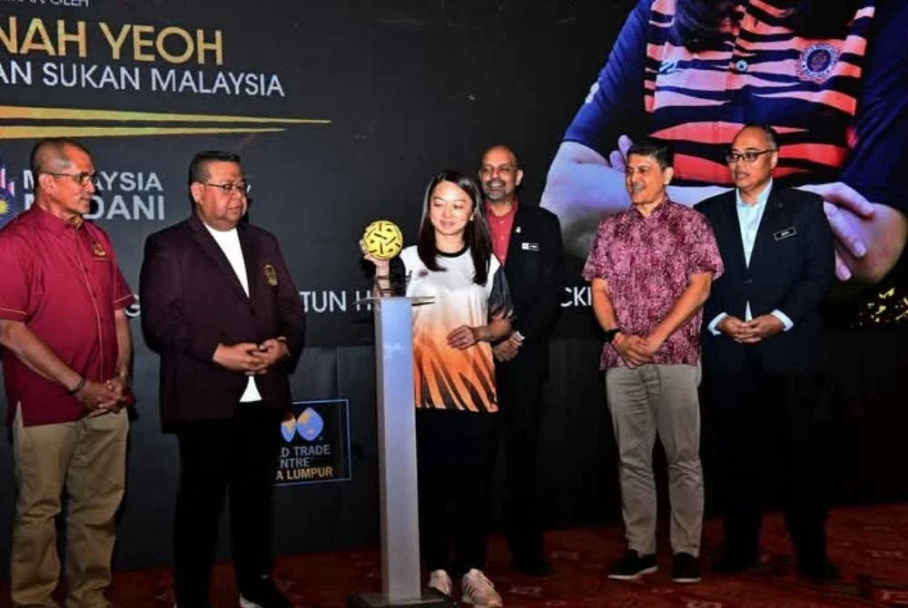 Hannah ketika pelancaran NSTDP sambil disaksikan Sumali (dua, kiri) di WTC, Kuala Lumpur.