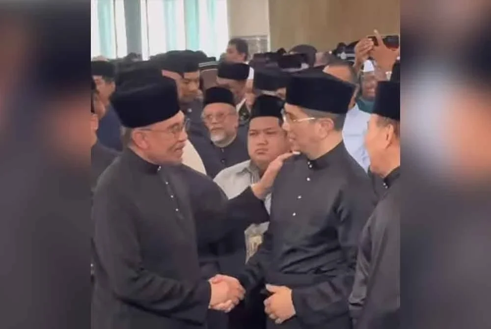 PMX dan Mohamed Azmin bersalam semasa memberikan penghormatan terakhir kepada Abdullah yang meninggal dunia di Institut Jantung Negara pada Isnin - Gambar dikongsi pengguna media sosial