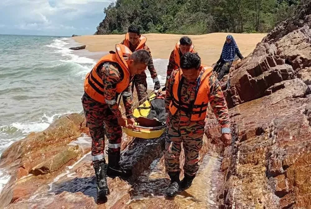 Anggota bomba membawa mangsa yang cedera pada pinggang ke tempat selamat sebelum dihantar ke Hospital Kemaman.
