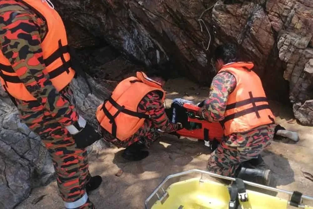 Salah seorang remaja yang cedera pada pinggang dan tidak mampu bergerak selepas terjatuh dari Bukit Bendera.