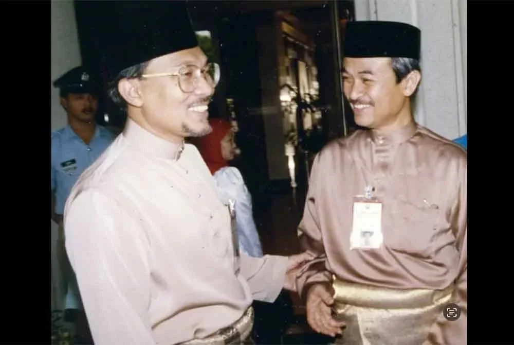 Tangkap layar video berdurasi seminit yang memaparkan gambar kenangan kedua-dua tokoh berkenaan.