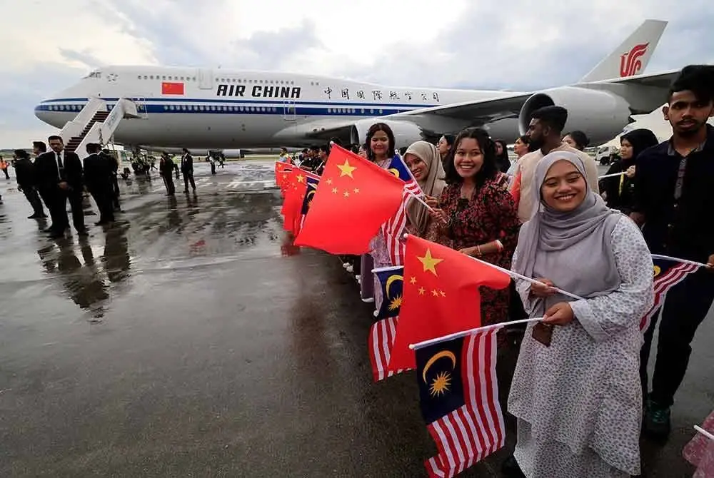 Para pelajar dari Akademi Seni Budaya dan Warisan Kebangsaan (ASWARA) turut hadir menyambut Presiden China, Xi Jinping yang disambut oleh Perdana Menteri Datuk Seri Anwar Ibrahim sebaik tiba di Kompleks Bunga Raya, Lapangan Terbang Antarabangsa Kuala Lumpur (KLIA) sempena Lawatan Negara ke Malaysia yang bermula hari ini.