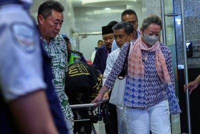 Jenazah Allahyarham bekas Perdana Menteri kelima Tun Abdullah Ahmad Badawi, 85, dibawa keluar dari Institut Jantung Negara untuk di bawa ke rumah beliau di ibu negara malam ini. Foto Bernama