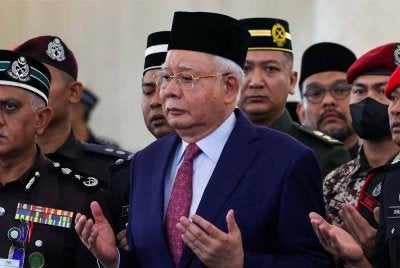 Najib memberi penghormatan terakhir kepada jenazah Tun Abdullah di ruang solat utama di Masjid Negara pada Selasa. Foto Bernama