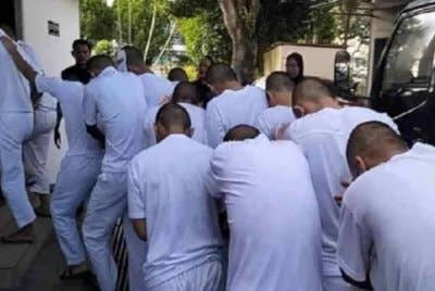 13 remaja lelaki berusia antara 16 hingga 19 tahun didakwa membunuh Mohamad Nazmie Aizzat, 17 di asrama AKolej Vokasional Lahad Datu pada tahun lalu. 