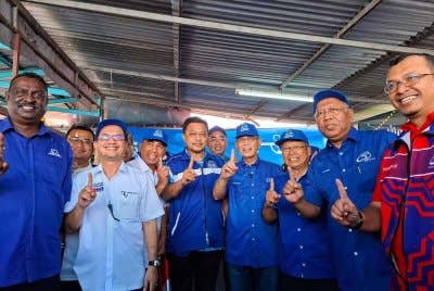 Wan Rosdy (empat dari kanan) bersama barisan jentera BN di PDM Kampung Simpang Tiga, Bidor pada Selasa.