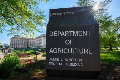 Pentadbiran Biden sebelum ini menjangka inisiatif itu akan memberi manfaat kepada lebih 60,000 petani dan mengurangkan lebih 60 juta tan pelepasan karbon.