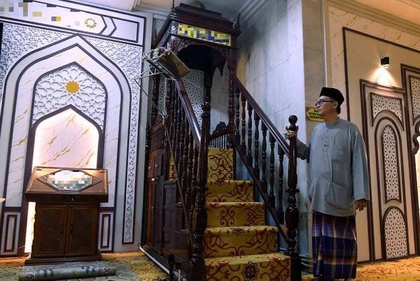 Shariful menunjukkan mimbar masjid Al Jamiul Badawi yang berusia lebih 100 tahun yang pernah digunakan Tun Abdullah.Foto Bernama