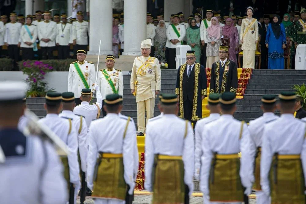 Sultan Nazrin berangkat menyempurnakan Istiadat Pembukaan Rasmi Tahun Ketiga, Dewan Negeri Perak Kelima Belas di sini pada Selasa.