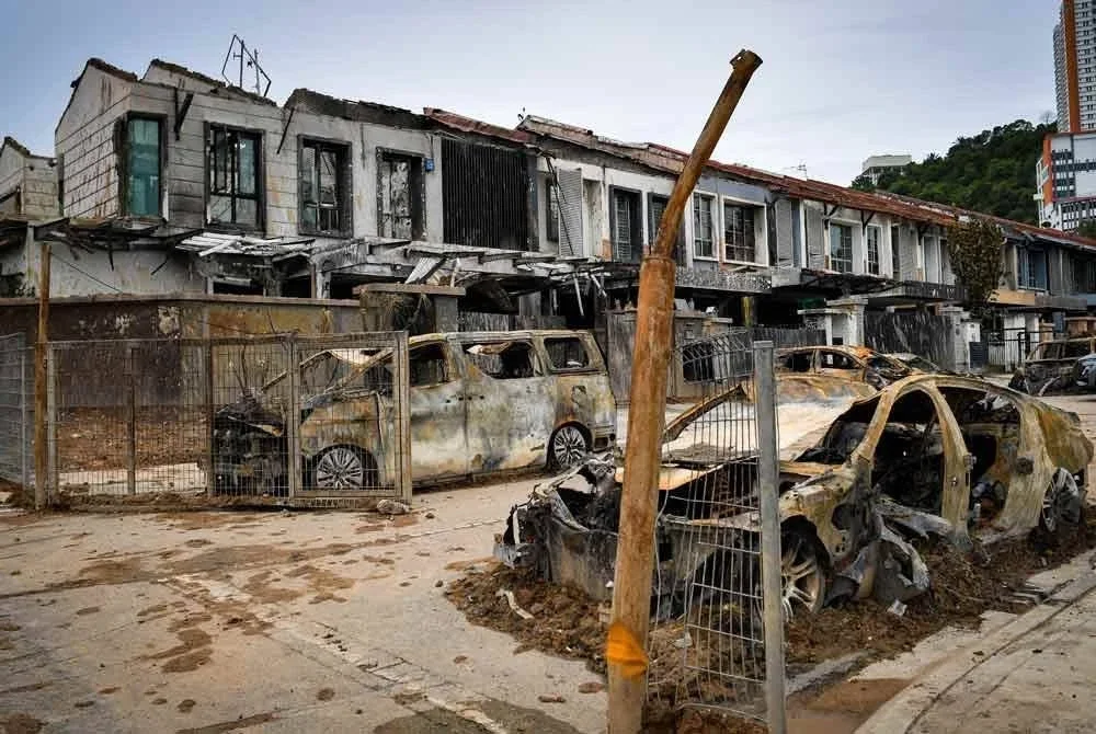 Keadaan kediaman penduduk dan kenderaan yang musnah seperti bandar mati dalam kejadian kebakaran saluran gas di Jalan Putra Harmoni, Putra Heights. Foto Bernama