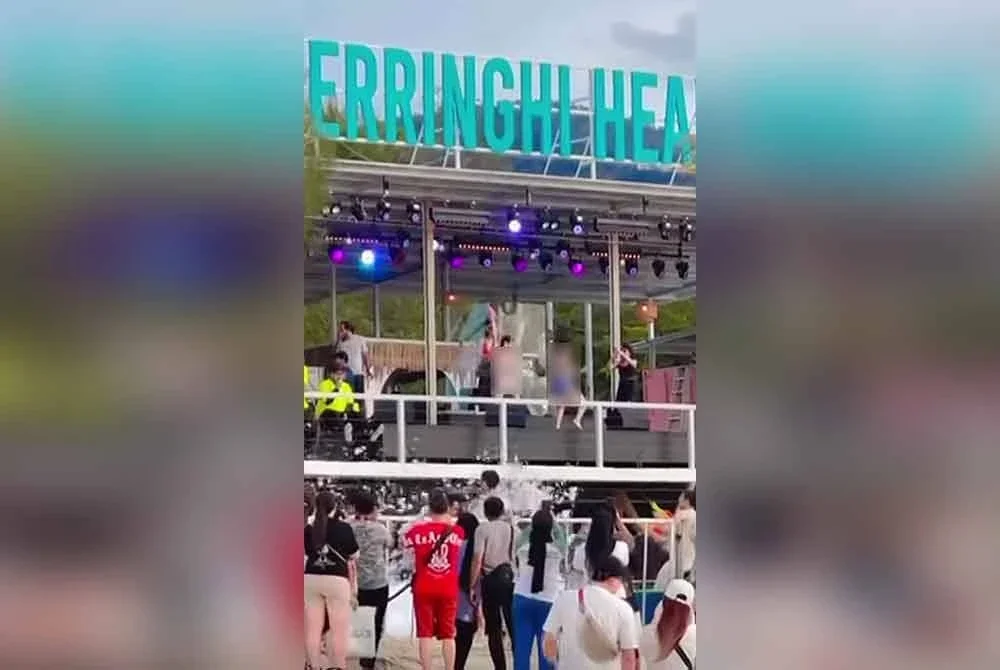 Tangkap layar video tular yang memaparkan beberapa wanita dalam keadaan mencolok mata sedang menari dalam sambutan Songkran baru-baru ini.