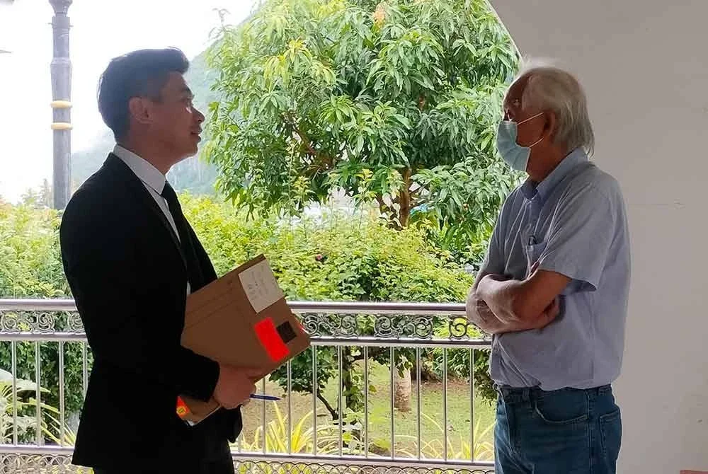 Shen Chong bersama Peguam Alvin Kua Tze Min di Mahkamah Majistret Baling pada Rabu.