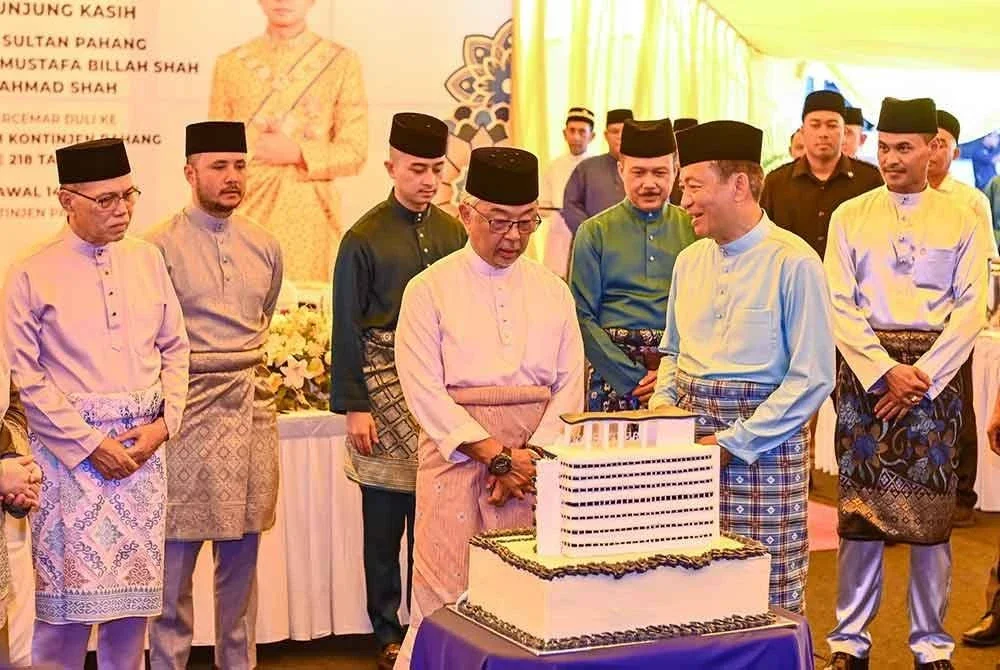 Yahaya (dua dari kanan) bersama Menteri Besar Pahang, Datuk Seri Wan Rosdy Wan Ismail (kiri) mengiringi Sultan Pahang, Al-Sultan Abdullah Ri'ayatuddin Al Mustafa Billah Shah berangkat ke Majlis Hari Raya Aidilfitri Ibu Pejabat Polis Kontinjen Pahang sempena Peringatan Hari Polis Ke-218 tahun 2025 di sini, pada Rabu.