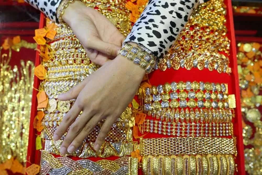 Seorang gadis dari Kemaman, Terengganu memilih melaburkan wangnya untuk membeli emas. Foto hiasan