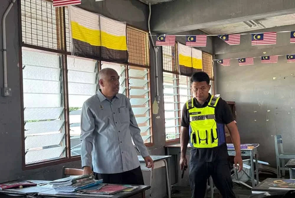 Kebanyakan kerosakan membabitkan bumbung diterbangkan angin dan cermin tingkap pecah.