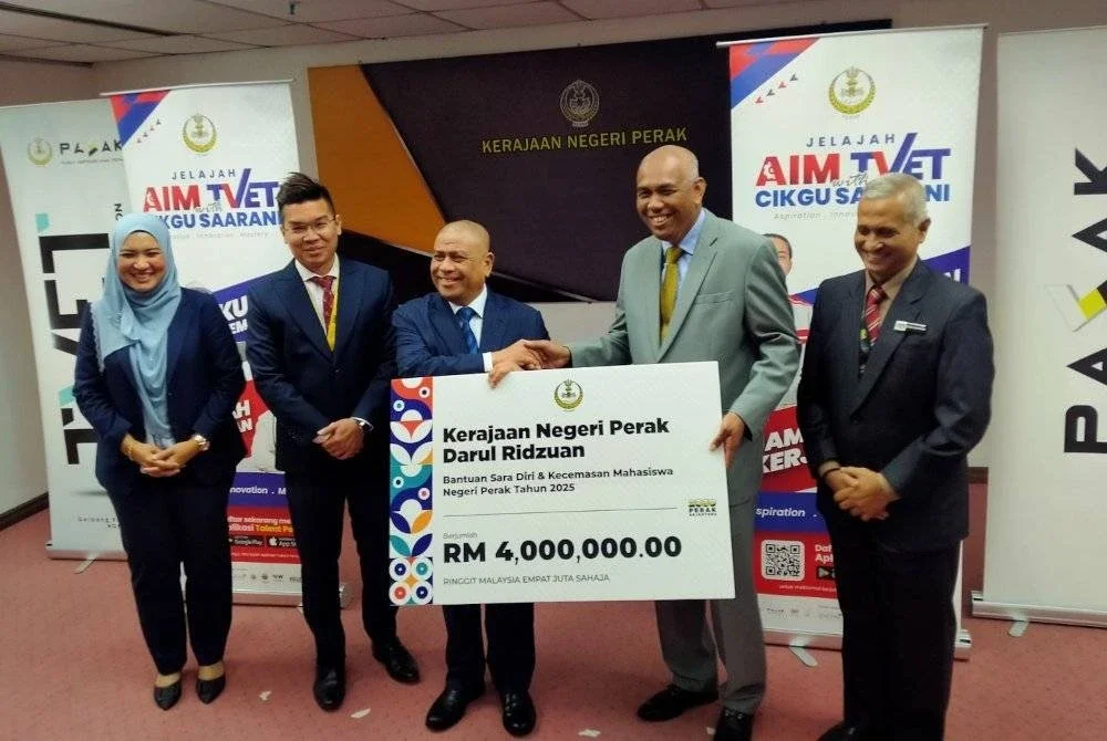 Saarani (tiga dari kiri) menyempurnakan gimik penyerahan Bantuan Sara Diri dan Kecemasan Mahasiswa Negeri Perak, kepada Khairudin di Bilik Sidang Media DUN Perak di sini pada Rabu.