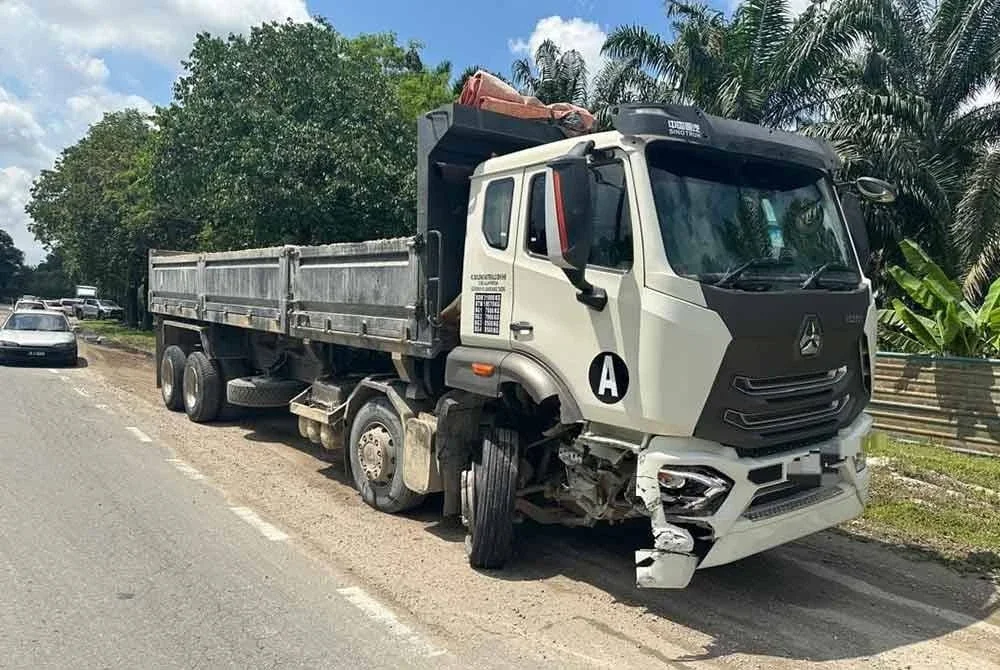 Lori yang terlibat dalam kemalangan berkenaan. - Foto BBP Kulai