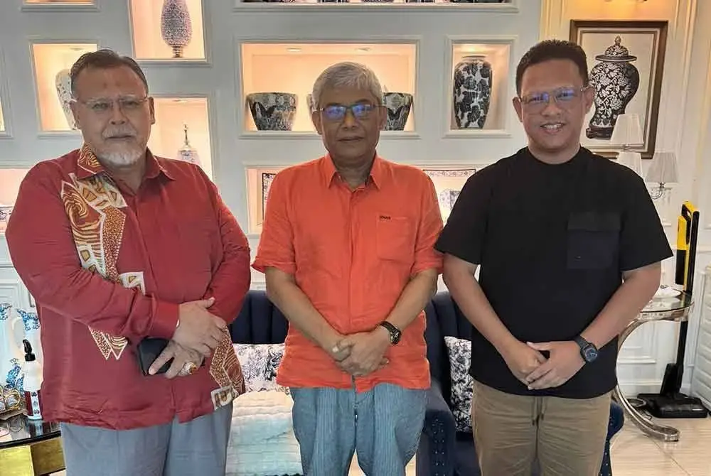 Mohd Izhar (tengah) dilantik sebagai bendahari Amanah Johor yang baharu.