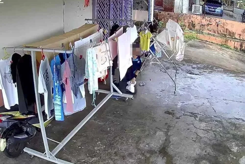 Tangkap layar rakaman CCTV perlakuan suspek mencuri pakaian dalam di ampaian rumah mangsa