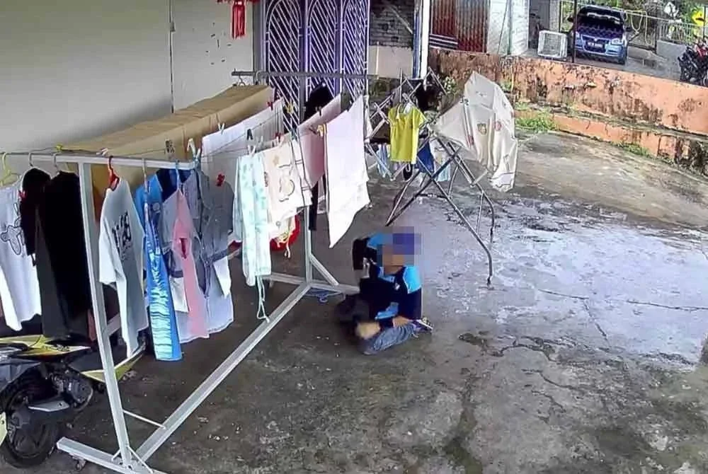Tangkap layar rakaman CCTV perlakuan suspek mencuri pakaian dalam di ampaian rumah mangsa.