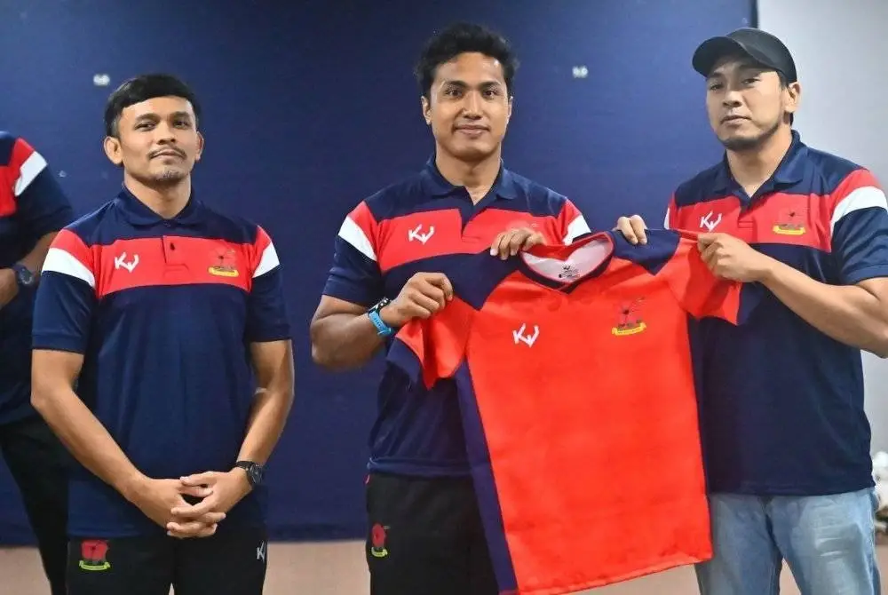 Syarif (tengah) menerima jersi daripada Timbalan Presiden KRM, Azmir Zainul Abidin (kanan) sambil disaksikan Naib Presiden KRM, Syamsul Erwin Muhamad Lagis pada Selasa.