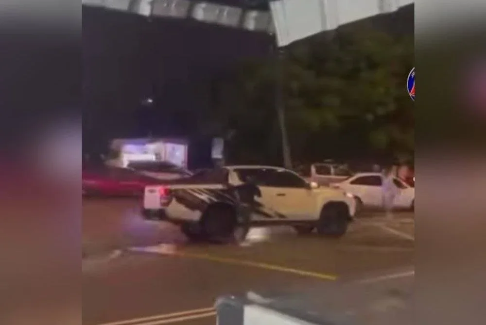 Tangkap layar video tular pemandu pacuan empat roda melarikan diri selepas cuba ditahan dalam kejadian di BSI, Johor Bahru.
