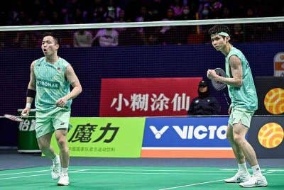 Aaron (kiri) -Wooi Yik meletakkan sasaran kembali bergelar juara dunia yang kali terakhir dimenangi tiga tahun lalu di Jepun. Foto AFP