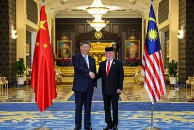 Sultan Ibrahim (kanan) berkenan bersalaman bersama Xi Jinping pada sambutan negara sempena Lawatan Negara selama tiga hari bermula semalam di Istana Negara pada Rabu. Foto Bernama