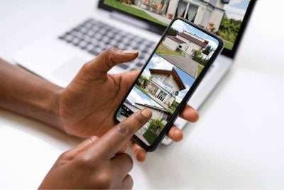 WAJAR untuk kita lebih berhati-hati sebelum menyebarkan gambar orang lain walaupun dengan niat bergurau atau dianggap lucu. -Gambar hiasan/ Foto: CANVA