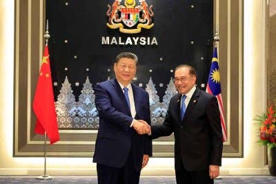 Anwar (kanan) mengadakan pertemuan dua hala dengan Presiden China Xi Jinping di Kompleks Seri Perdana di Putrajaya pada Rabu. Foto Bernama