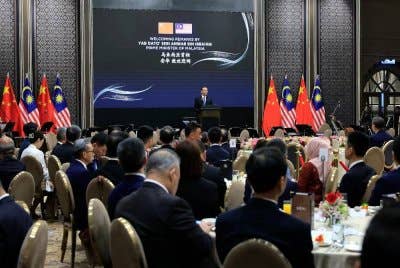 Anwar menyampaikan ucapan pada Majlis Makan Malam bersama Presiden China Xi Jinping, yang dihoskan oleh Perdana Menteri di Kompleks Seri Perdana, pada Rabu.