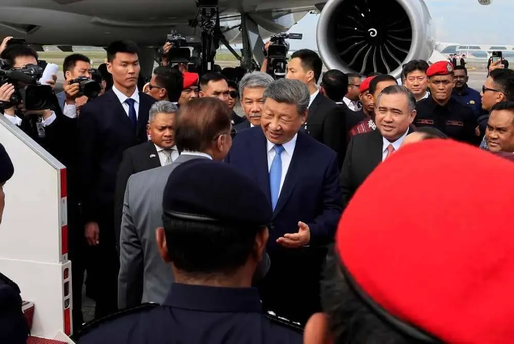 Presiden China, Xi Jinping bersalaman bersama Perdana Menteri, Datuk Seri Anwar Ibrahim yang hadir untuk mengucapkan selamat jalan kepada delegasi China selepas menamatkan lawatan negara selama tiga hari ke Malaysia, hari ini. Foto Bernama