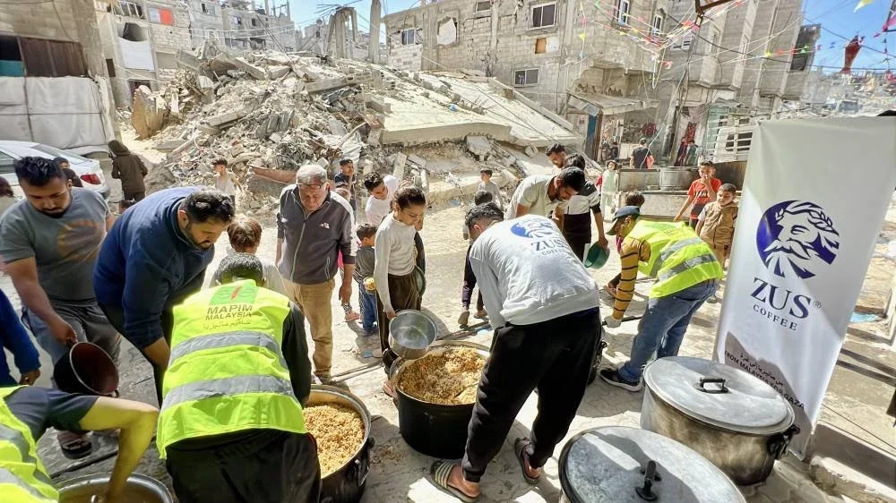 Wakil-wakil daripada ZUS Coffee dan MAPIM, menyediakan hidangan iftar kepada keluarga-keluarga di Khan Younis semasa Ramadan tahun ini.