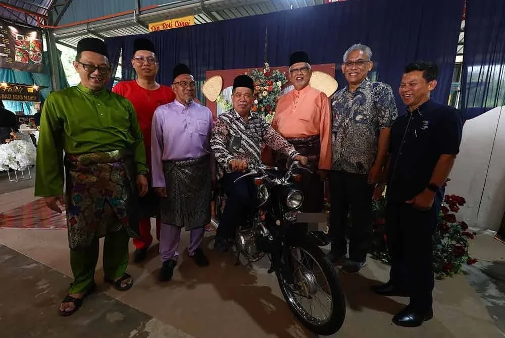 Mohamad (tengah) bergambar bersama Mahfuz (tiga dari kanan) dan warga kerja LPP sempena Majlis Ramah Mesra Hari Raya Aidilfitri di pekarangan PPK Tapah pada Khamis.