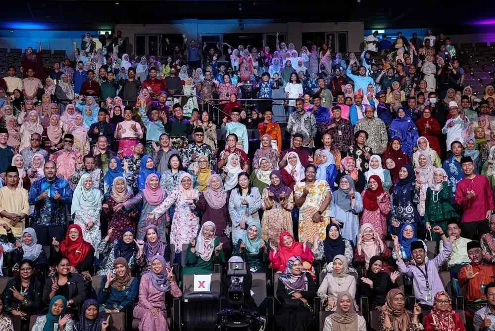 Menteri Komunikasi, Datuk Fahmi Fadzil bergambar kenangan bersama warga kementerian pada majlis perhimpunan bulanan Kementerian Komunikasi di Auditorium Seri Angkasa hari ini. Foto Bernama