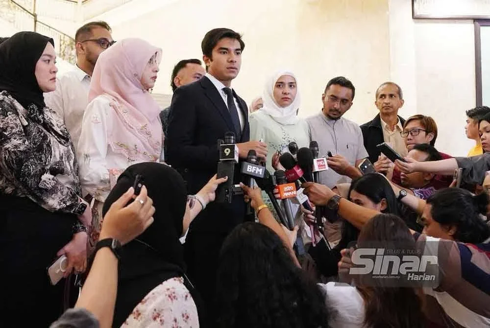 Sharifah Mahani (berdiri dua dari kanan) ketika sidang akhbar di pekarangan Mahkamah Rayuan Putrajaya pada Khamis. FOTO SINAR HARIAN- ROSLI TALIB