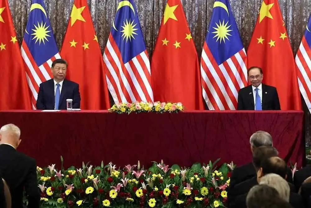 Anwar (kanan) bersama Xi Jinping pada Majlis Menandatangani Memorandum Persefahaman (MoU) sempena Lawatan Negara Presiden China ke Malaysia di Kompleks Seri Perdana, pada Rabu.