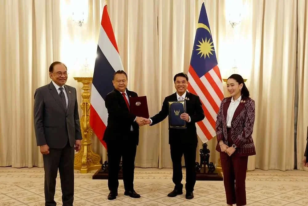 Anwar (kiri) bersama Perdana Menteri Thailand, Paetongtarn Shinawatra (kanan) menyaksikan Majlis Menandatangani Perjanjian Pembinaan (CA) Projek Jambatan Rantau Panjang - Sungai Golok antara Nanta (dua, kiri) dan Timbalan Perdana Menteri Thailand, Suriya Juangroongruangkit merangkap Menteri Pengangkutan sempena lawatan kerja dua hari ke Thailand, pada Khamis. Foto Bernama