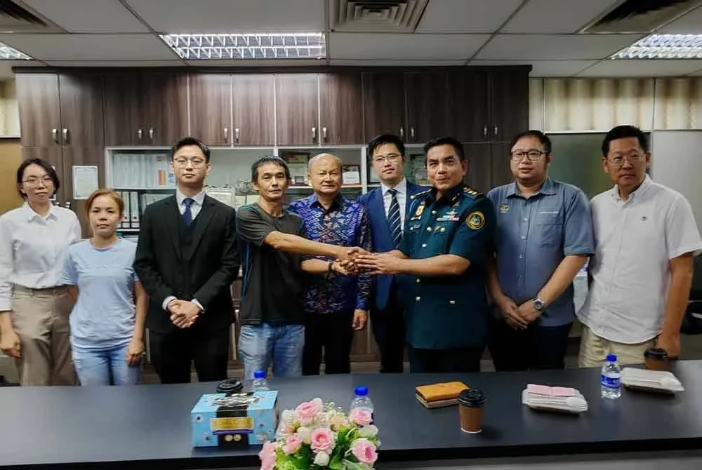 Ahmad Zaiyadi (tiga dari kanan) bersama pihak terlibat menyelesaikan isu tular membabitkan penguat kuasa MBI secara baik dalam satu pertemuan pada Khamis.