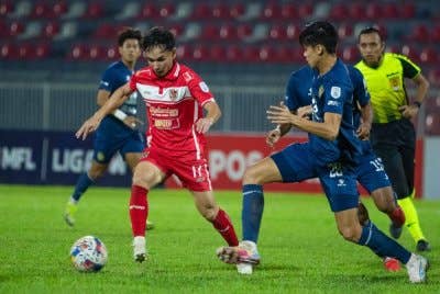 Aksi pemain Kelantan Darul Naim (KDN) FC, Mohamad Fazrul Amir (kiri) yang dikawal ketat pemain Negeri Sembilan FC, Zainal Abidin Jamil pada perlawanan Liga Super di Stadium Sultan Muhammad.
