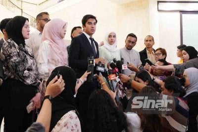 Ahli Parlimen Muar, Syed Saddiq Syed Abdul Rahman ketika ditemui media di Mahkamah Rayuan Putrajaya pada hari ketiga untuk mengetepikan sabitan dan hukuman atas empat kesalahan berkaitan dana Angkatan Bersatu Anak Muda (Armada), pada Khamis. FOTO SINAR HARIAN - ROSLI TALIB
