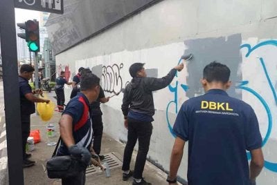 Kakitangan DBKL menjalankan operasi pembersihan contengan vandalisme di kawasan tumpuan awam