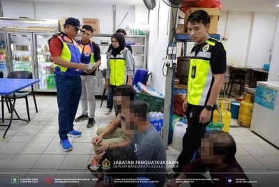 17 lelaki warga Bangladesh dan dua lelaki warga Pakistan atas kesalahan tidak memiliki dokumen sah dan penyalahgunaan permit kerja.