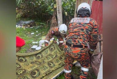 Pasukan penyelamat membawa naik mangsa menggunakan sistem tali. - Gambar ihsan JBPM Perak